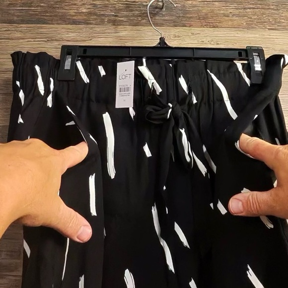 LOFT Black and White Women's Shorts - Picture 4 of 7